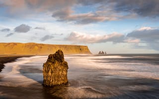 Картинка Рейнисдрангар, Исландия, океан, море, вода, природа, берег, побережье, скала, облака, туча, облако, тучи, небо