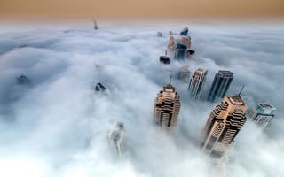 Картинка небоскреб, высокий, здание, город, города, здания, туман, дымка, облачно, облачный, облака, туча, облако, тучи, небо