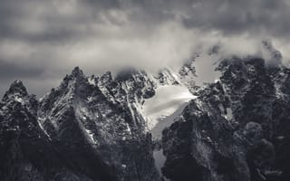 Картинка горы, гора, природа, скала, облачно, облачный, облака, туман, дымка, атмосферный, черно-белый, черный, монохром, монохромный