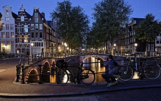 Картинка Амстердам, Нидерланды, Европа, город, города, здания, мост, ночь, темнота, ночной город, огни, подсветка