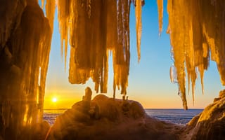 Картинка закат, лед, солнце, небо, море, сосулька, пещера