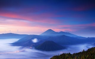 Картинка Бромо, Индонезия, вулкан, гора, пейзаж, горы, природа, туман, дымка, вечер, закат, заход