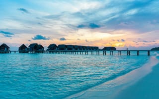 Картинка океан, море, вода, природа, голубой, бирюзовый, берег, побережье, песок, песчаный, пляж, отпуск, релакс, бунгало, лето, вечер, закат, заход, Мальдивы