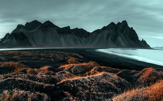 Картинка Вестрахорн, гора, мыс, берег, Icelandic coast, скала, океан, пейзаж, Стокснес, Исландия, горы, природа, облачно, облачный, облака, вечер