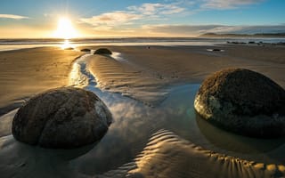 Картинка берег, песок, пляж, камень, природа, море, океан, вода, солнце, утро, утренний, рассвет, восход