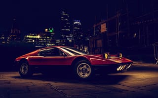 Картинка Ferrari Berlinetta Boxer, Ferrari, Berlinetta Boxer, Ferrari Berlinetta, Феррари, ретро автомобили, ретро, машины, машина, тачки, авто, автомобиль, транспорт, вид сбоку, сбоку, город, здания, ночь, темнота