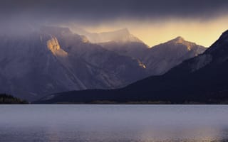 Картинка горы, гора, природа, вода, озеро, пруд, вечер, сумерки, туман, дымка