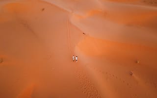 Картинка пустыня, пара, песок, люди, разные, сверху, c воздуха, аэросъемка, с дрона