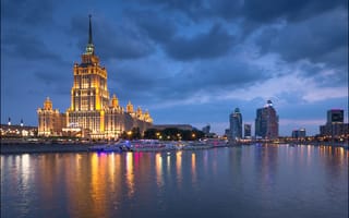 Картинка река, Radisson Royal Hotel, дома, ночь, Москва, набережная, гостиница, теплоходы, огни