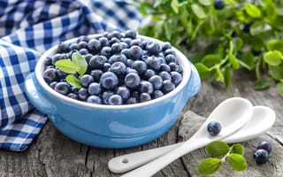 Картинка fresh berries, ложки, leaves, свежие ягоды, blueberries, салфетка, napkin, листики, черника, spoons, миска, bowl