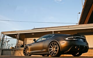 Картинка Aston Martin, ограждение, чёрный, матовый, ДБС, DBS, вид сзади, Астон Мартин, здание, matte black