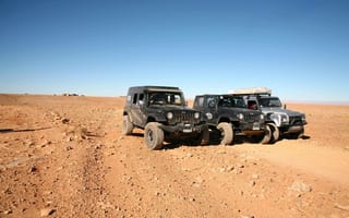 Картинка Jeep, Три, Черный, Sahara, Land Rover, Жара, Пустыня, Серебро