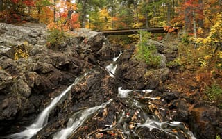 Картинка лес, водопад, горы, осень, камни, Канада, Онтарио, деревья, скалы, мост, ручей