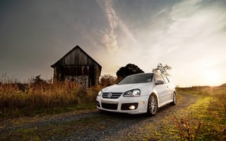 Картинка VW GTI, Фольксваген, Volkswagen, закат, небо, трава, деревня, сарай, пригород, авто, солнце