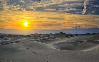 Картинка закат, следы, небо, пустыня, солнце, дюны, песок