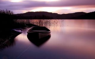 Картинка озеро, лодка, небо, закат