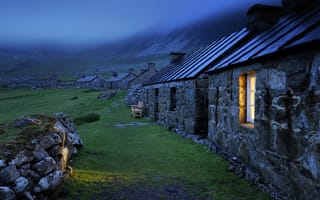 Картинка каменные домики, крыши, строения, окно, зеленая трава, свет, камни