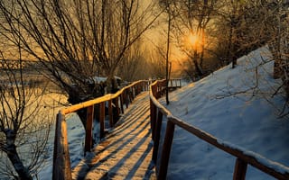 Картинка мостик, солнце, деревянный, закат, река, деревья, зимний вечер, перила