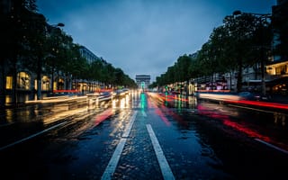 Картинка авто, облака, Champs-Élysées, Arc de Triomphe, Париж, небо, фары, улица, Франция, деревья, ночь