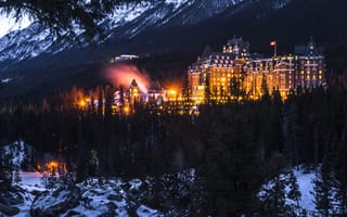 Картинка зима, Canada, Banff Springs Hotel, вечер, Banff National Park, горы, лес, Канада, Alberta, отель, дома, деревья, Банф, огни