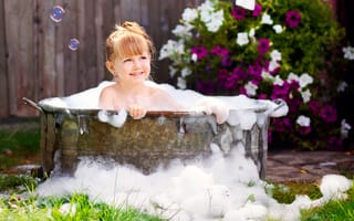 Картинка девочка, ребёнок, цветы, сад, ванна, мыльные пузыри, улыбка, солнечно