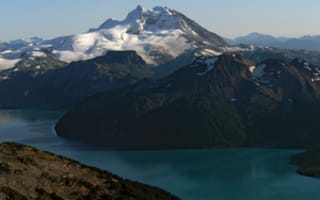 Картинка multi monitors, горы, панорама, канада, деревья, пейзаж, снег, скалы, вода, склон, небо, озеро, лес, облака, Гарибальди