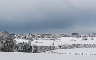 Картинка зима, снег, забор, деревня, серые облака, холодная