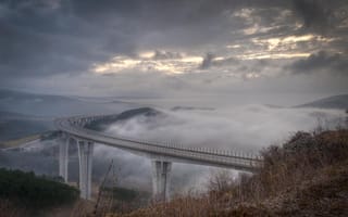 Картинка мост, тучи, туман, машины