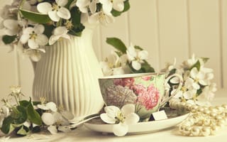 Картинка Retro Style, весна, розы, ваза, roses, vase, beautiful white Flowers, красивые белые цветы, чашка чая, cup of tea, Ретро стиль, Spring