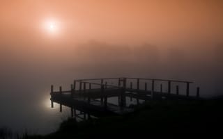 Картинка Великобритания, утро, деревянный, озеро, Шотландия, деревья, берег, рассвет, дымка, туман, солнце, мостик