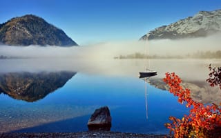 Картинка осень, небо, листья, озеро, туман, лодка, ветка, камень, горы