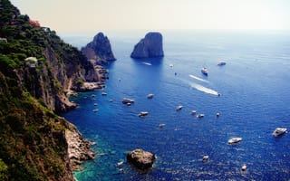 Картинка Италия, пароходы, берег, катера, огромные, удивительный пейзаж, чистейшая синева морских глубин, яркая сочная зелень, захватывающие дух скалы, выступающие из глубин моря, Фаральони