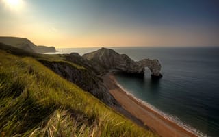 Картинка море, England, англия, солнце, скала, арка, пейзаж, пляж, Durdle Door, небо