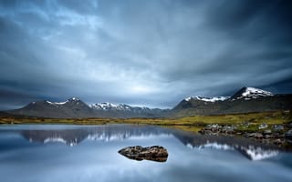 Картинка камень, серые облака, горы, озеро, отражение, зеркало