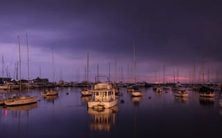 Картинка лодки, яхты, закат, море, фиолетовый, цвет, небо, гладь, порт, цвета, вечер, вода