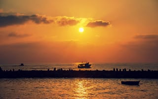 Картинка пристань для яхт, закат, море, оранжевое небо, лодки, облака