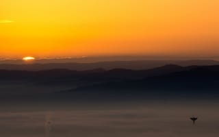 Картинка закат, оранжевое небо, туман, силуэт, холмы