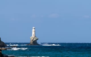 Картинка lighthouse, waves, sunny, sea, rocks, troubled sea, sky