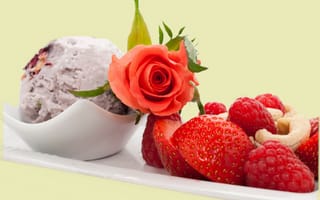 Обои десерт, клубника, cream, raspberries, dessert, еда, сладкое, малина, strawberries, цветок, rose, роза, ягоды, мороженое, flower, ice cream
