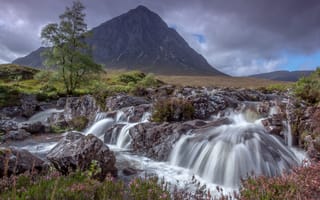 Картинка камни, трава, ручей, кусты, облака, горы, долина, водопад, дерево, Шотландия