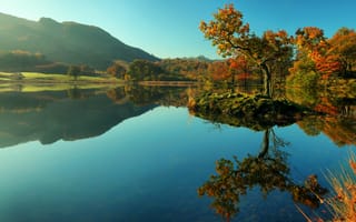 Картинка осень, отражение, солнечно, горы, деревья, Англия, поля, озеро