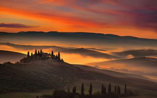 Картинка облака, поля, холмы, дом, Италия, деревья, Тоскана, зарево