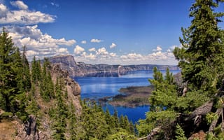 Картинка небо, озеро, США, облака, скалы, Crater Lake National Park, деревья, горы, камни