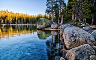 Картинка Tenaya Lake, California, лес, Йосемити, камни, Yosemite National Park, озеро Теная, валуны, Калифорния