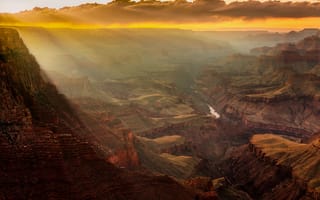 Картинка небо, горы, лучи солнца, скалы, дымка, Grand Canyon, ущелье, река, панорама, камни, каньон, США, облака