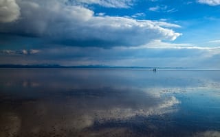 Картинка озеро, мель, отражение, берег, облака, люди, море