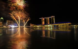 Обои Singapore, Сингапур, салюты, фейерверки, небо, здания, небоскребы, подсветка, огни, город, отель, вода, ночь, Азия, залив, отражение