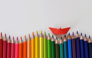 Картинка настроения, красный, бумажный кораблик, цветные карандаши, лодка