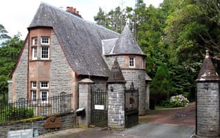 Картинка шотландия, башня, деревня, двор, дом, деревья