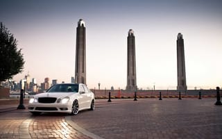 Картинка Mercedes, E Class, колонны, площадь, AMG, мерседес, тюнинг